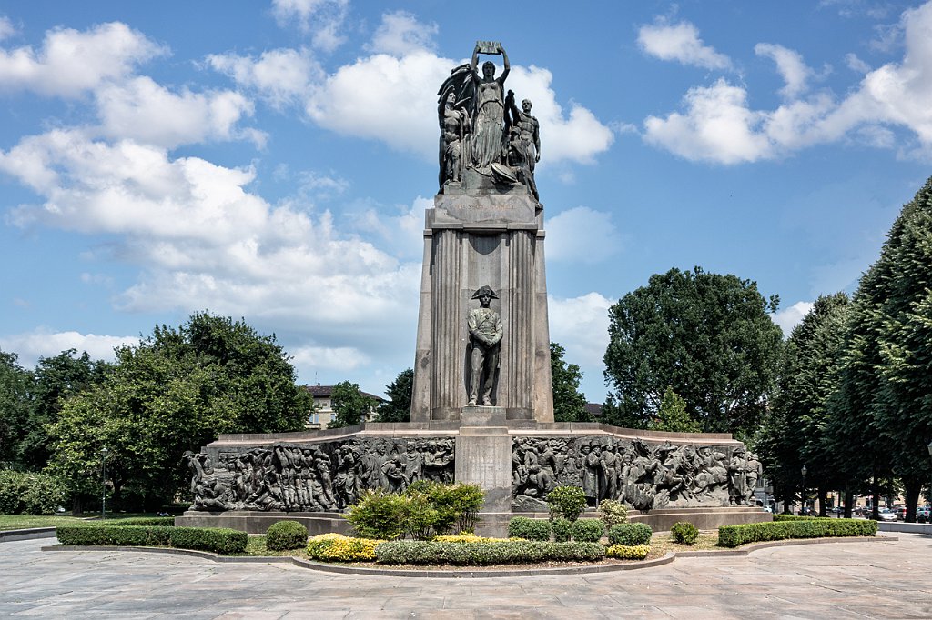 13 - MONUMETO AL CARABINIERE.jpg